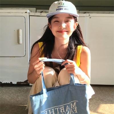 高墙、黑色与帅小伙